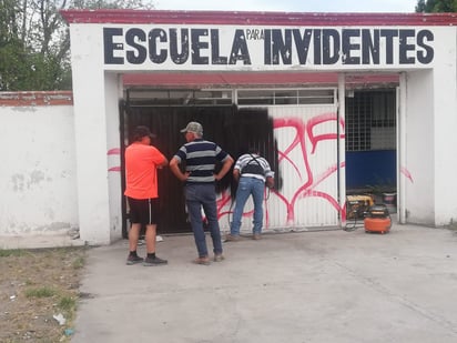 Maestro de educación especial y voluntarios rehabilitan escuela de invidentes en Monclova.