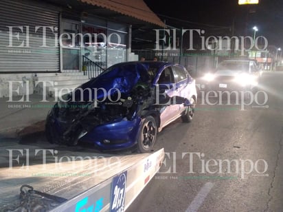 Chofer se impacta contra muro de una tienda de conveniencia en Frontera