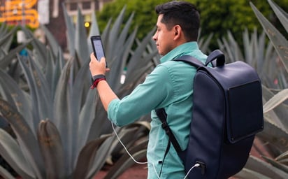 Universitario crea mochila de nopal solar