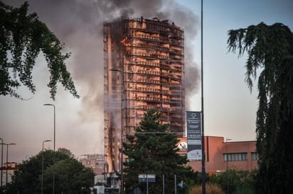 Abren investigación sobre incendio que devoró totalmente rascacielos en Milán