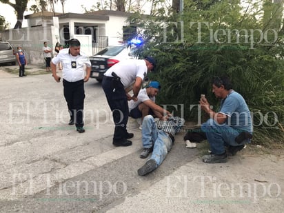 Dama al volante derriba a motociclista en Monclova