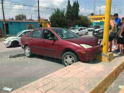 Mujer al volante provoca fuerte choque en Castaños