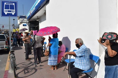 Adultos mayores de Monclova viven calvario al cobrar pensión