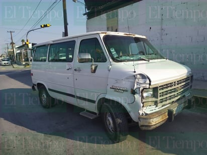 Conductor de Monclova pierde el control del volante y choca