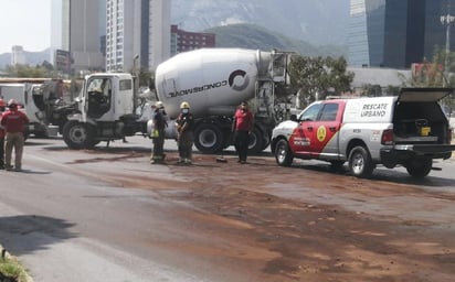 Una falla mecánica en un camión desata fuerte accidente vial en Nuevo León