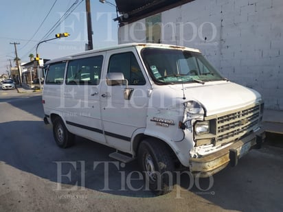 Conductor pierde el control del volante y choca en Monclova