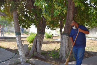 Papás limpian la escuela Moisés Asís