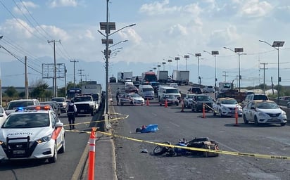 Motociclista de Escobedo se impacta contra muro de contención y muere 