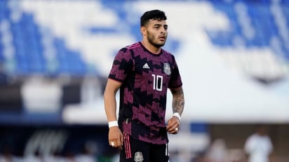 Alexis Vega sale lesionado del México-Costa Rica por aparatosa falta