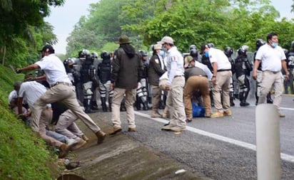 Agentes migratorios desintegran  cuarta caravana de migrantes