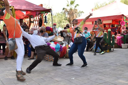 “El Doc” con 72 años, que bien baila en el festival de Nadadores