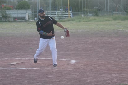 Potreros superaron a los Guerreros en la liga nocturna de softbol