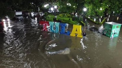 Gobierno, pendiente por lluvias y desbordamiento de ríos: AMLO