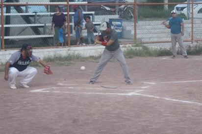 Potreros consigue segunda victoria en la liga nocturna de softbol del parque Pericos