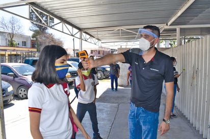 80 alumnos monitoreados por contagio de maestra en Frontera 