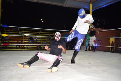 Lucha de relevos en la Hipódromo de Monclova 