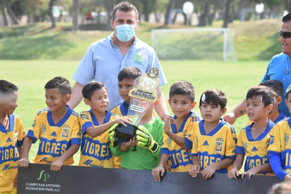 Felinos se lleva el gallardete de Cascarones en el fútbol Xochipilli