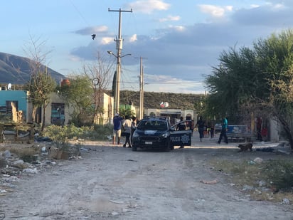 Habitantes de Monclova agarran a batazos a policías en la colonia Campanario