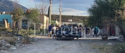 Habitantes de Monclova agarran a batazos a policías en la colonia Campanario