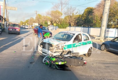 Taxista manda “volar” a motociclista en Monclova