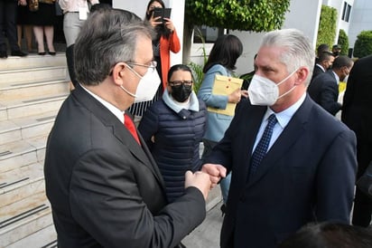 Marcelo Ebrard recibe al presidente de Cuba, Miguel Díaz-Canel, en el AICM