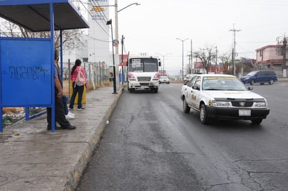 Usuarios del transporte público de Monclova a la intemperie