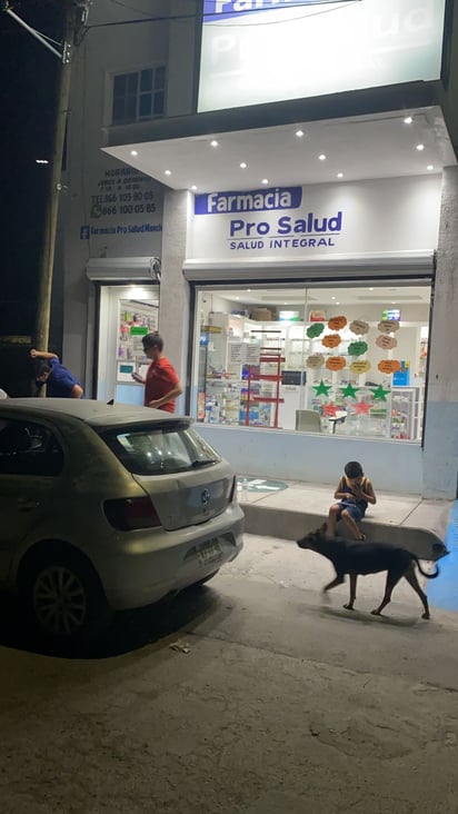  Par de sujetos asaltan farmacia en Monclova 