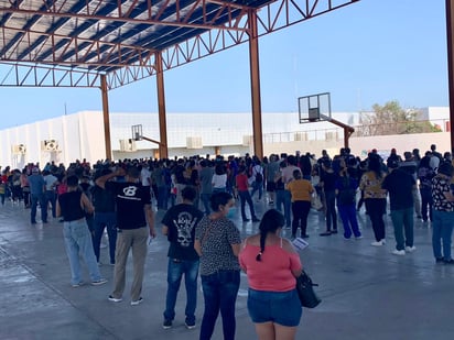 Jóvenes de 18-29 años reciben la segunda dosis de la vacuna Pfizer contra COVID-19 en Monclova 