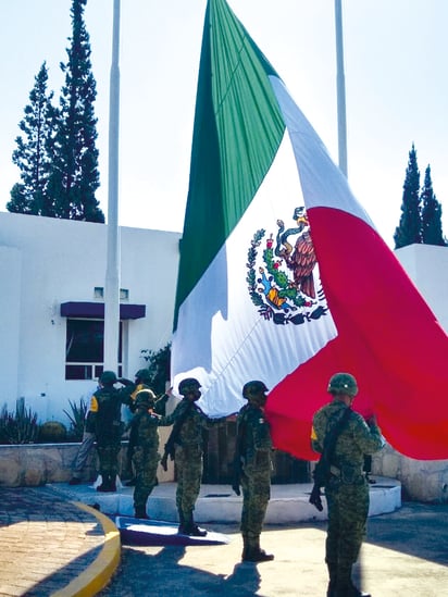 Personal del 105 Batallón iza Bandera Nacional en Maxion