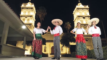 Grupo de danza baila en lugares emblemáticos