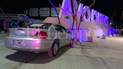 Un automovilista desgracia su vehículo en monumento en Monclova