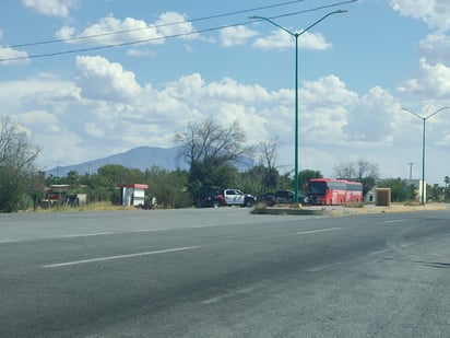 Elementos del Estado inspeccionan a migrantes en El Ejido Primero de Mayo 