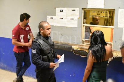 Mujer le destroza el coche y avienta pierdas a casa tras haberla dejado su pareja en Monclova