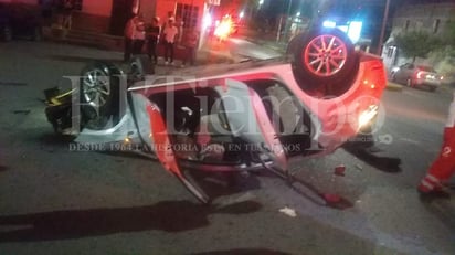 Automovilista termina volcado frente al estadio de Monclova 