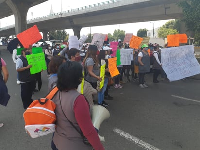 Profesoras del DIF mantienen bloqueo en Periférico Norte