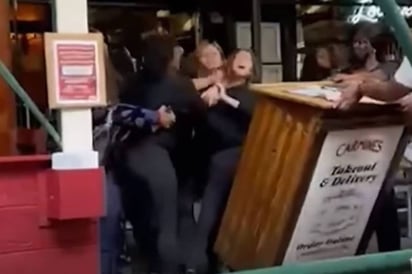 VIDEO: Mujeres agreden a empleada de restaurante al solicitar certificado de vacunación 