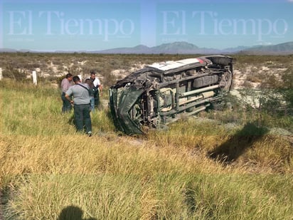 Una patrulla de la Policía Civil de Coahuila vuelca sobre la carretera 57