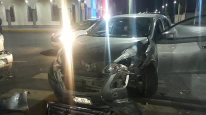 Dos carros chocan frente a la presidencia municipal de Frontera 