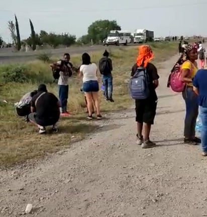 Migrantes le hace 'fuchi' a comida en Monclova; piden dinero