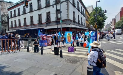 Feministas colocan pañuelos verdes mientras provida rezan en la Corte