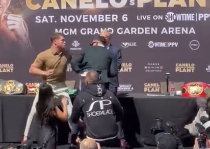 Canelo Álvarez y Caleb Plant se agarran a golpes... y todavía no suben al ring