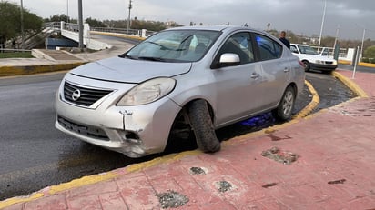 La lluvia lo hace chocar contra puente de Monclova