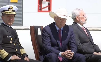 Ken Salazar acompaña a AMLO en Feria Aeroespacial