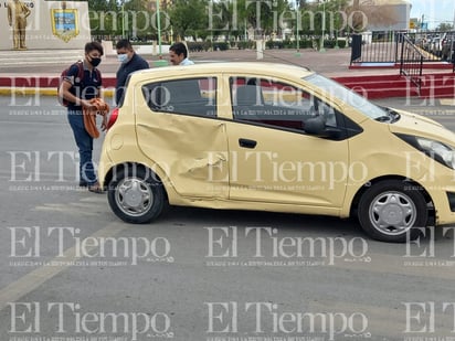 Conductora  y su hijo son impactados de camino a la escuela en Frontera 