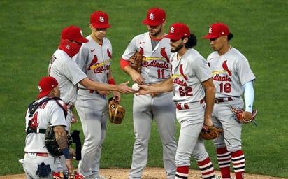 Cardinals alcanza y gana a los Brewers