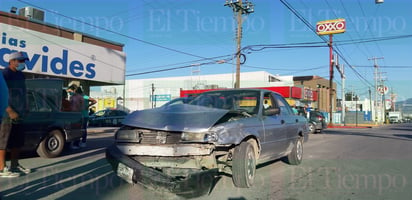 Conductor no respeta la luz roja del semáforo y choca en Monclova