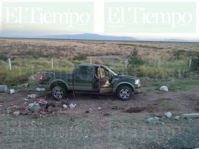 Familia termina volcando aparatosamente en su camioneta sobre la carretera 34