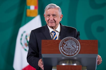 AMLO y Sheinbaum intercambian saludos