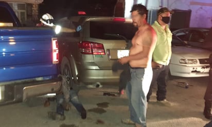 Un guardia del Bar Cactus de Piedras Negras da brutal golpiza a hermanos