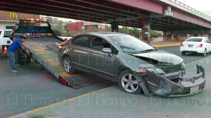 Joven conductor se pasa la luz roja del semáforo en Monclova y provoca fuerte accidente